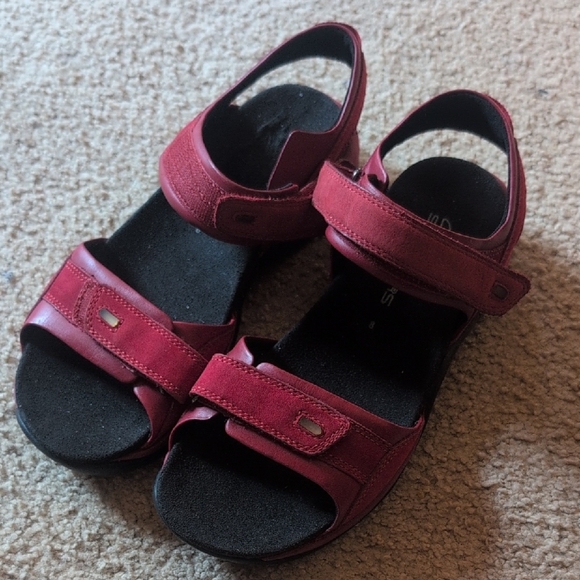 Clarks Springers Red And Black Comfort Ankle Strap Sandals Size 8 - Picture 1 of 9